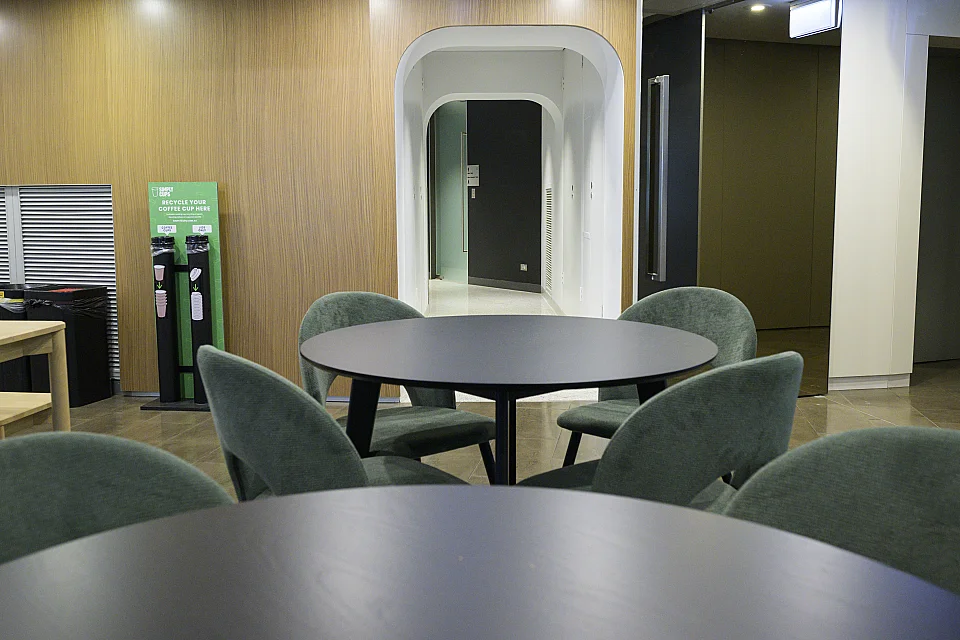 Australia Square, Sydney — office interior — photo 3